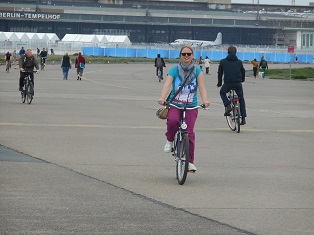 fietsen bij het oude vliegveld Tempelhof
